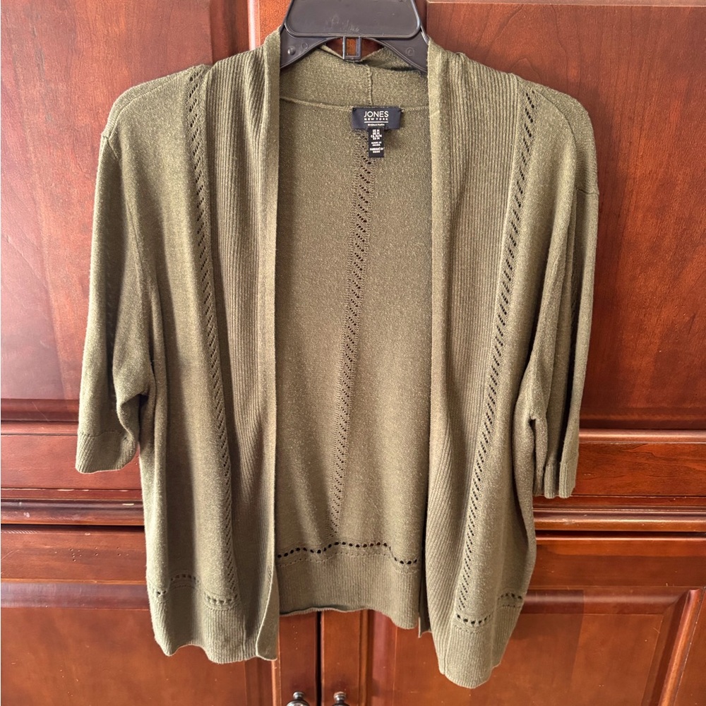 Jones New York short sleeve olive open cardigan, size Medium